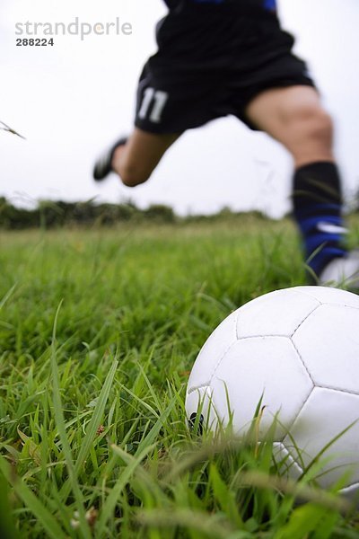 Soccer Player laufen  einen Fußball Kick