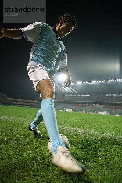 Fußball-Spieler einen Ball dribbeln