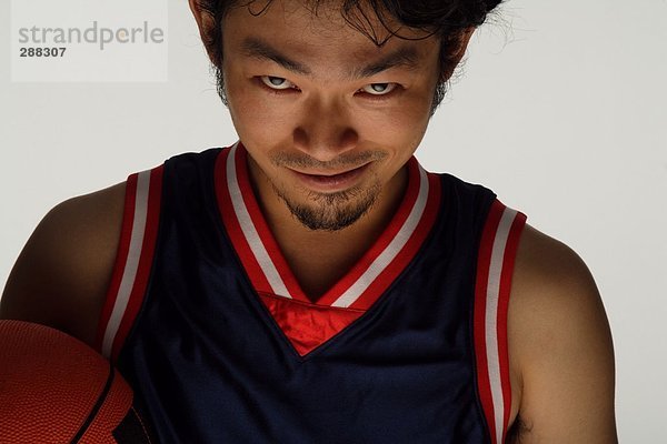 Asian Basketballspieler Scary Grimasse