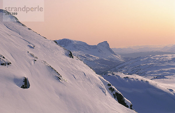 Berge mit Schnee bedeckt.