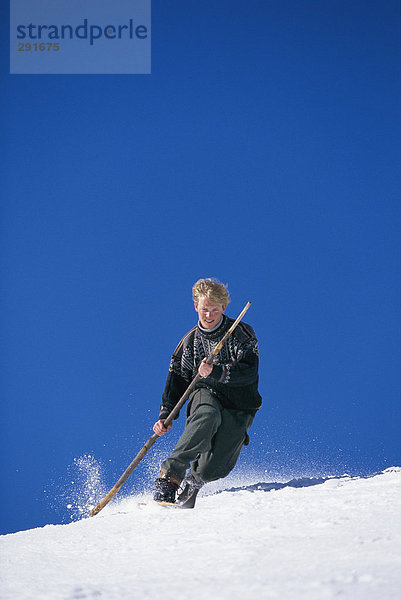 Ein Mann Skifahren.