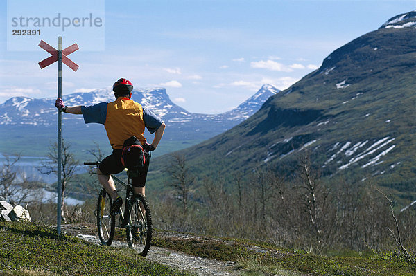 Ein Mann auf einem Fahrrad in den Bergen.