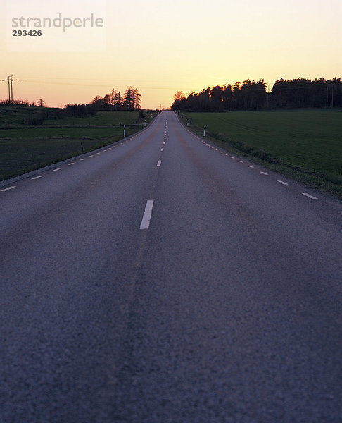Eine Landstraße in der sunset Schweden.