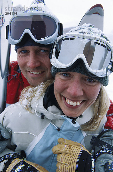 Ein Mann und eine Frau Skibrille tragen.