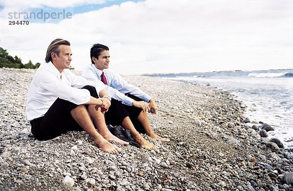 Geschäftsmänner auf einem Strand.