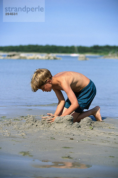 Junge - Person Sand spielen skandinavisch