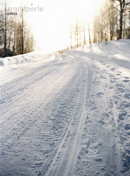 Reifen auf einem schneebedeckten Straßen verfolgt.
