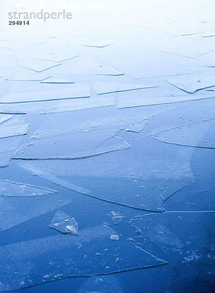 Gebrochene Eis auf dem Wasser.