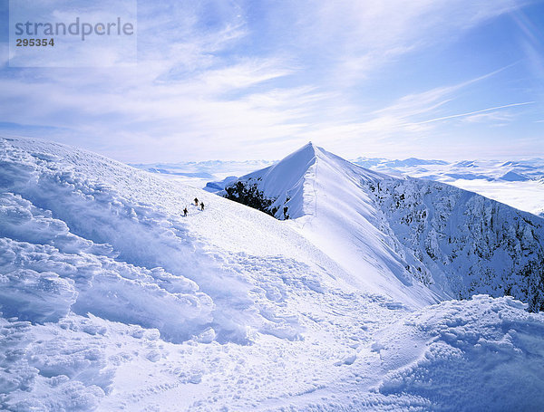 Gebirge mit Schnee in Lappland Schweden bedeckt.