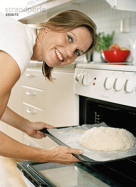 Eine Frau Brotbacken in einer Küche.