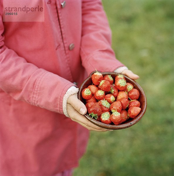 Erdbeeren in eine Schüssel geben.