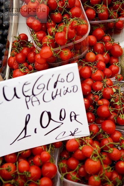 Tomaten in ein Zähler in Italien Nahaufnahme.