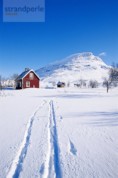 Spur Wohnhaus Hügel Hintergrund rot Schnee