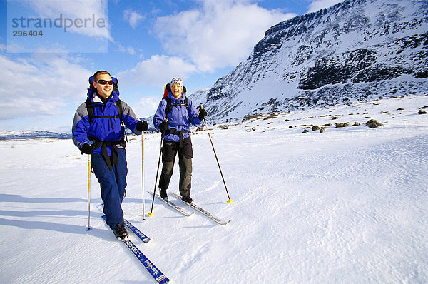 Zwei Skifahrer in den Bergen.