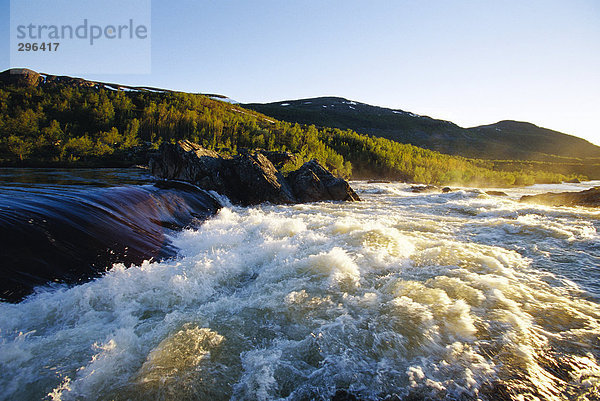 Rapids in Berglandschaft.