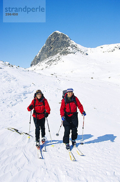 Zwei Skifahrer in den Bergen.