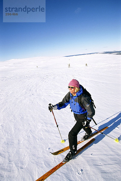 Eine weibliche Skifahrer.