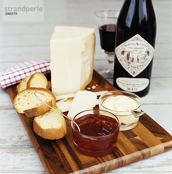 Käse-Marmelade Brot und Wein.