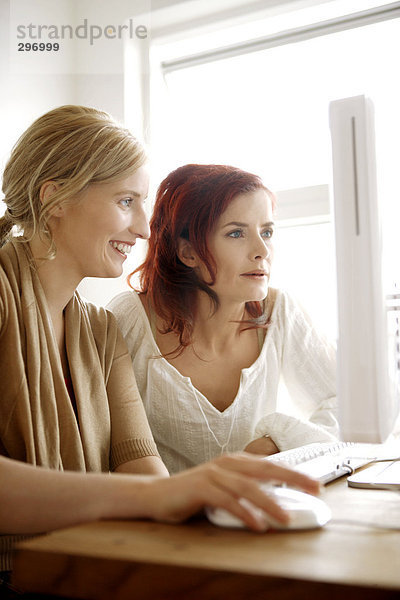 Zwei Frauen von einem Computer.