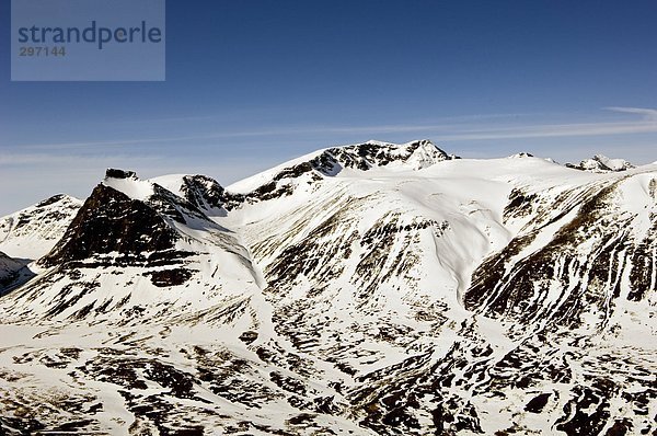 Berge mit Schnee bedeckt.