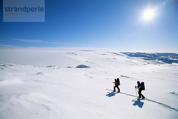 Zwei Skifahrer in eine einsame Landschaft.