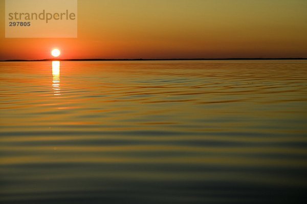 Sonnenuntergang über ruhige See.