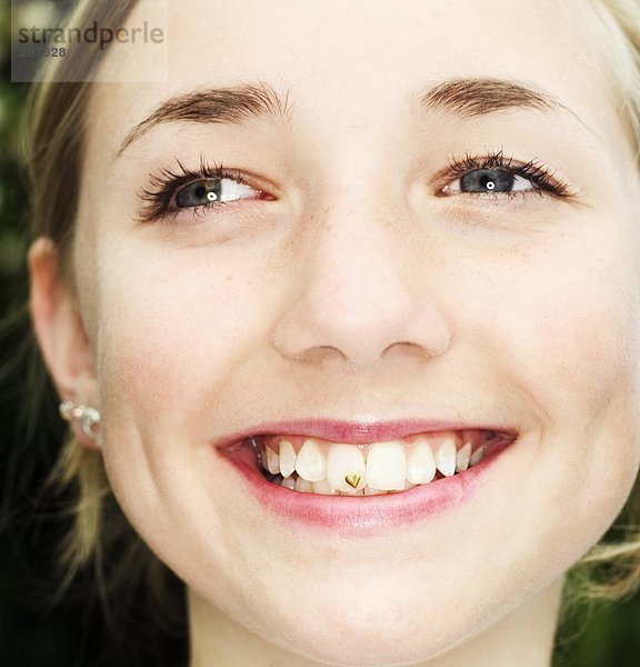 Mädchen mit ein Ornament auf ein Zahn.