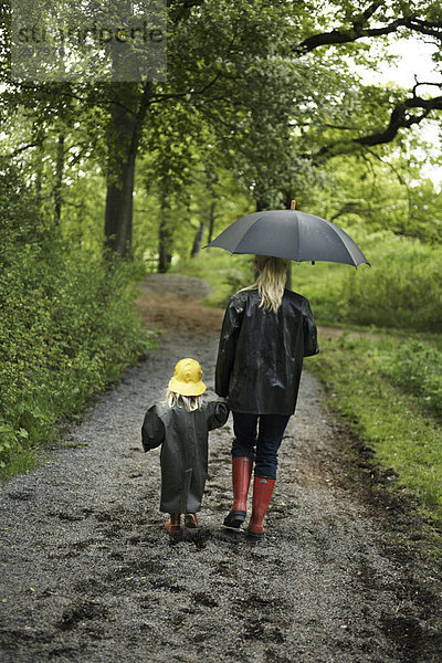 Mutter und Tochter Regen Kleider Rückansicht.