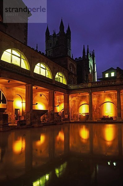 Beleuchtet römisches Bad in der Nacht  England