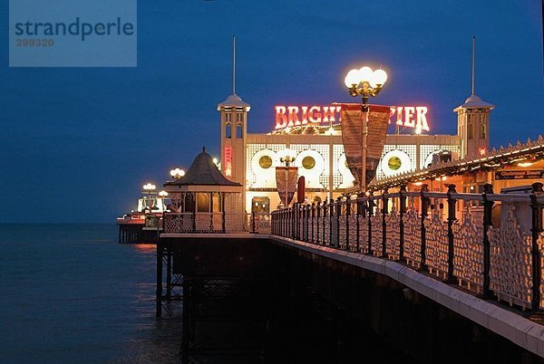 Resort an der K??ste beleuchtet bei Nacht  Brighton  Sussex  England