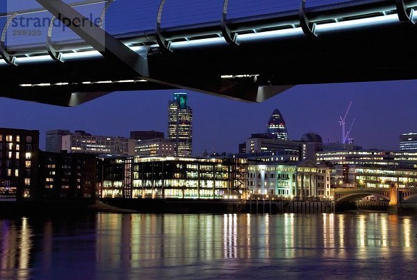 Brücke beleuchtet nachts  Millennium Bridge  Thames River  London  England