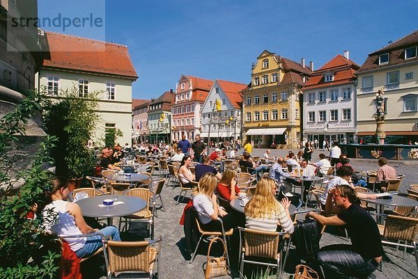 Touristen sitzen am Bürgersteig Café  Schwäbische Alb  Baden-Württemberg  Deutschland