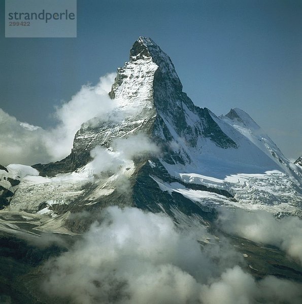 Schneebedeckte Berggipfel unter blauen Himmel  Matterhorn  Schweiz