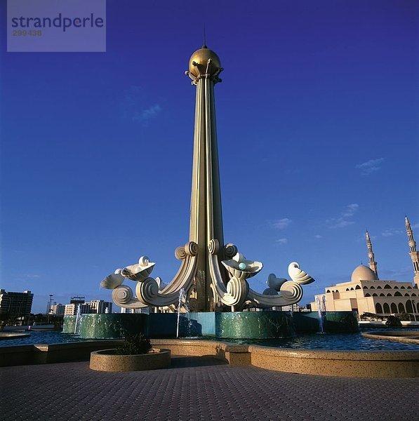 Denkmal gegen blauen Himmel in Stadt  König Faisal-Moschee  Sharjah  Vereinigte Arabische Emirate