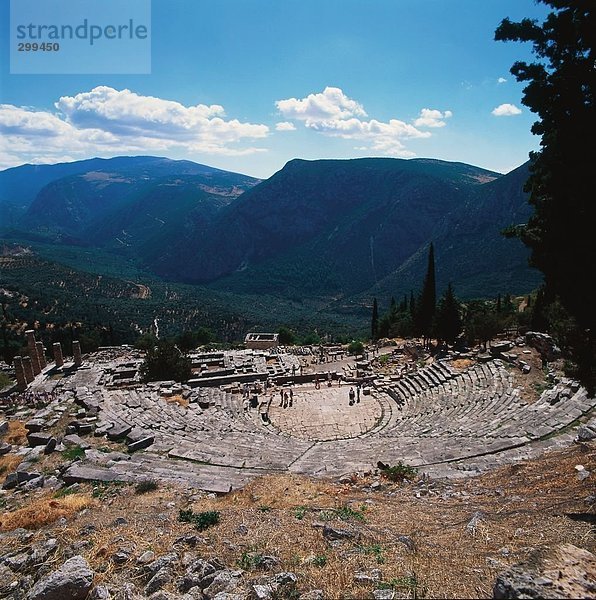 Luftbild Ruinen von alten des Tempels  Apollo-Tempel  Delphi  Griechenland