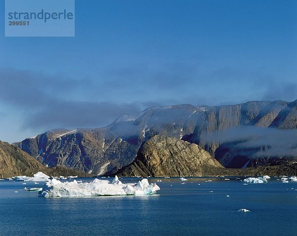 Eisberge Schwimmen im Meer  Upernavik  Grönland