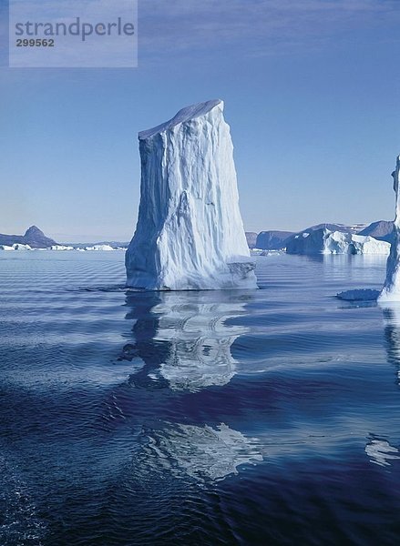Eisberg im Meer  Grönland