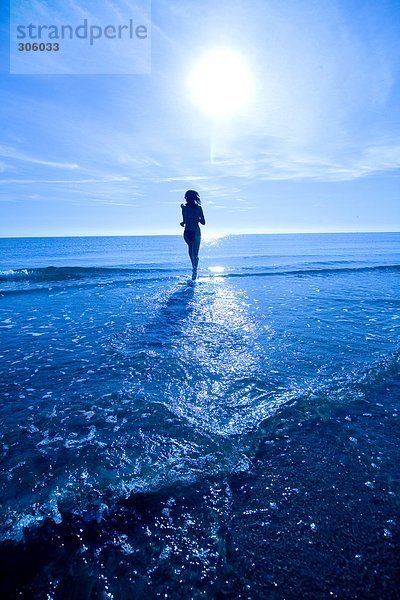 Junge Frau zu Fuß in Meer