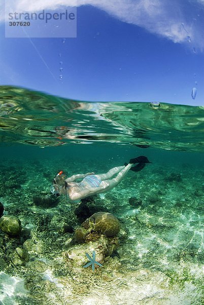 Philippinen  Dalmakya Island  Frau beim Schnorcheln im Meer  Unterwasserblick