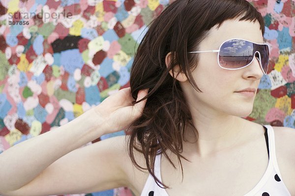 Junge Frau mit Sonnenbrille  Portrait