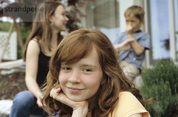 Kleines Mädchen  Portrait  Bruder und Schwester im Hintergrund