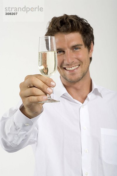 Junger Mann mit einem Glas Champagner  Nahaufnahme  Porträt