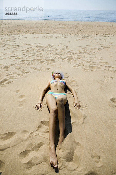 Frau entspannt am Strand  erhöhte Aussicht