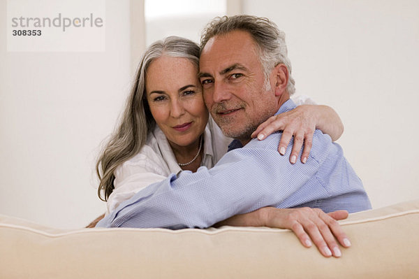Erwachsenes Paar auf dem Sofa  Nahaufnahme  Portrait
