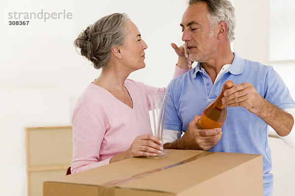 Erwachsenes Paar mit Champagnerflasche und Glas  Nahaufnahme