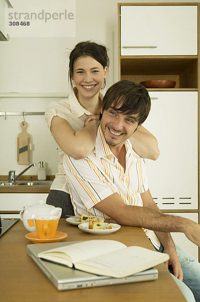 Junges Paar in der Küche  lächelnd