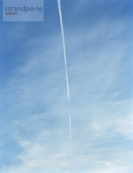 Himmel mit Ablaufverfolgung nach ein Flugzeug.