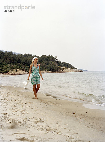 Eine Frau an einem Strand.