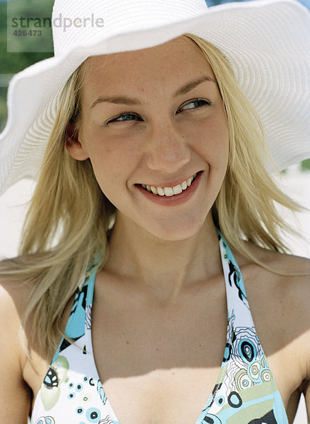 Portrait einer Frau trägt einen Sun Hut.