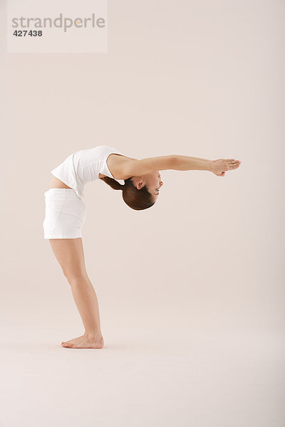Junge asiatische Frau in Yoga-position